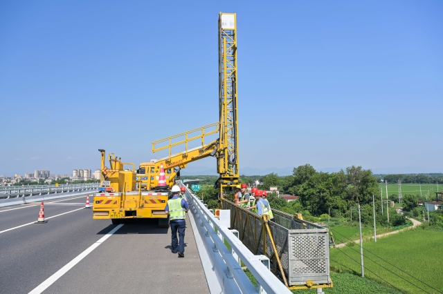 1756612706647353.jpg 8月19日,合安中心聯(lián)合轄段高速交警、路政、清障救援以及養(yǎng)護(hù)等多家單位,在德上高速合樅段孔城河大橋組織開展橋梁交通事故綜合應(yīng)急演練.jpg