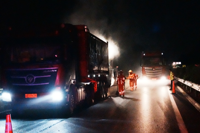 1756612751428846.jpg 7月29日G4211寧蕪高速集中養(yǎng)護(hù)期間峨山路收費(fèi)互通瀝青混合料攤鋪.jpg