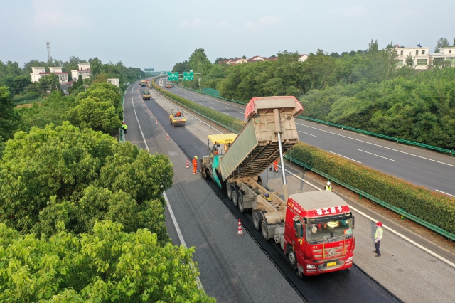 1756612767276700.png 7月15日,滬武高速馬巢段進(jìn)行單車道路面銑刨重鋪?zhàn)鳂I(yè)。.png