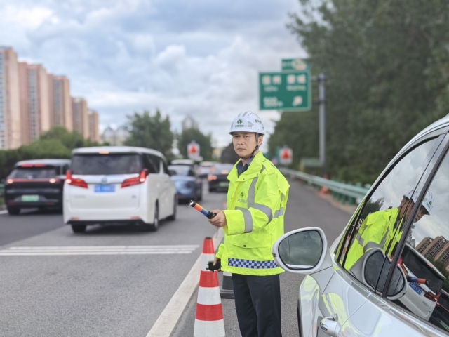 1759106966391486.jpg 宿州中心宿州南保暢分中心加強(qiáng)施工路段交通疏導(dǎo),保暢暢通。.jpg