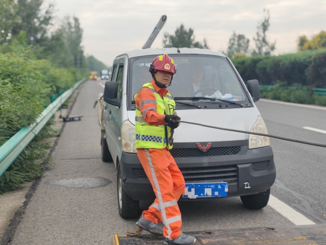 1759107147162285.jpg 亳州中心阜陽(yáng)段上行K376施救員徐建才調(diào)整拖車鋼絲繩,開展救援行動(dòng)。.jpg