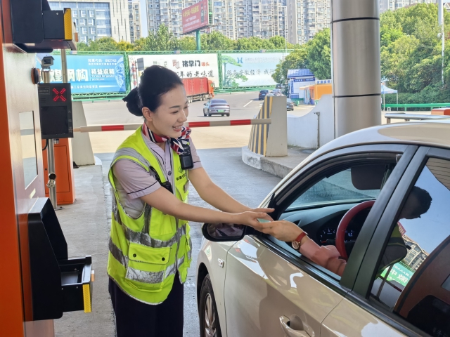 1759107290384175.jpg 合肥中心包河大道收費(fèi)站收費(fèi)員幫助司機(jī)取卡.jpg